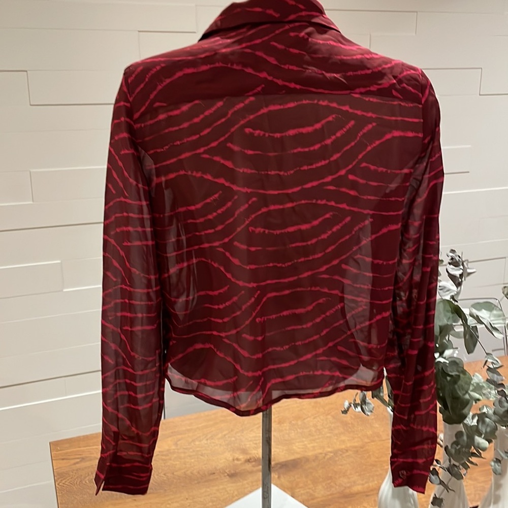 (2/$10) Medium Twik exclusive simons crop blouse - Picture 4 of 9
